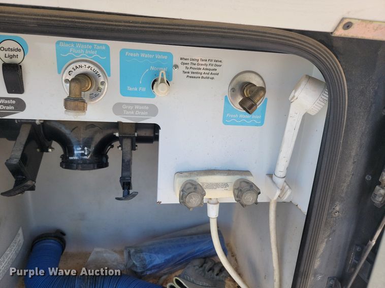 image for item NZ9932 2006 Winnebago Adventurer 35A RV