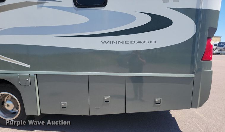 image for item NZ9932 2006 Winnebago Adventurer 35A RV