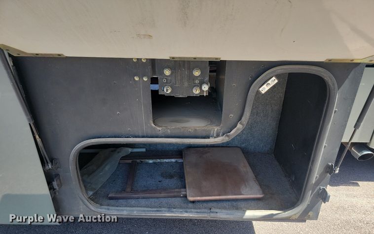 image for item NZ9932 2006 Winnebago Adventurer 35A RV