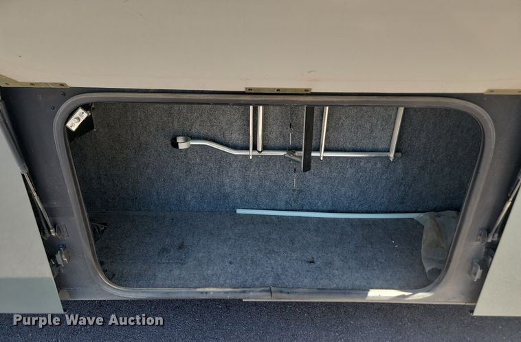 image for item NZ9932 2006 Winnebago Adventurer 35A RV