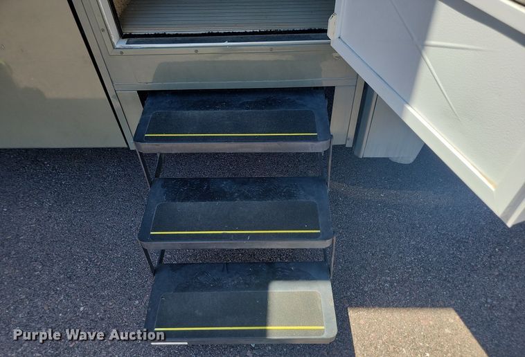 image for item NZ9932 2006 Winnebago Adventurer 35A RV