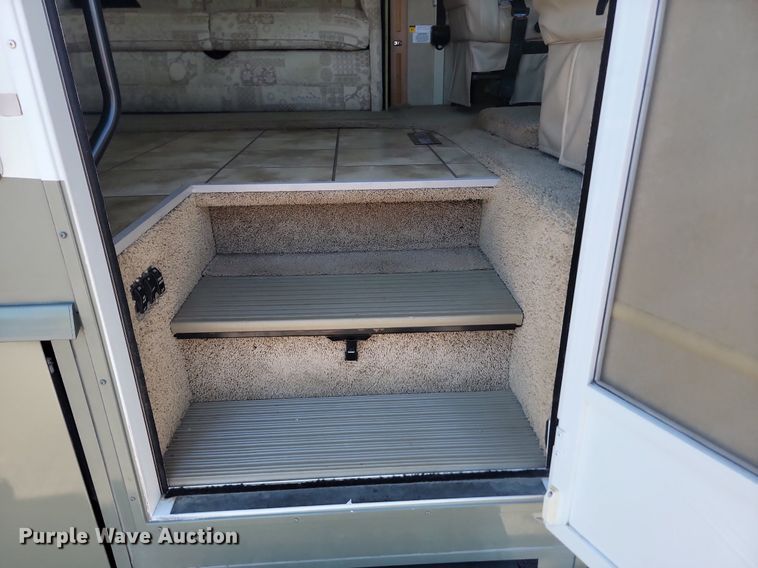 image for item NZ9932 2006 Winnebago Adventurer 35A RV