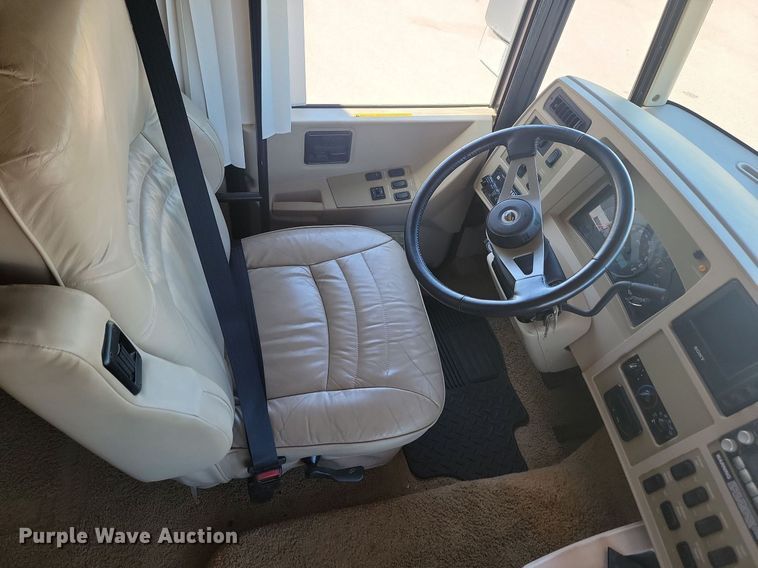 image for item NZ9932 2006 Winnebago Adventurer 35A RV