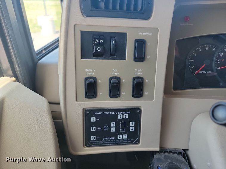 image for item NZ9932 2006 Winnebago Adventurer 35A RV