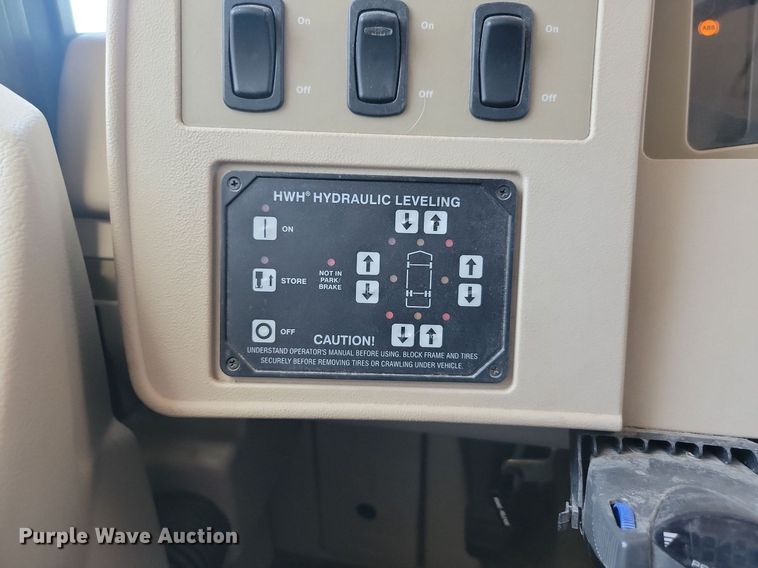 image for item NZ9932 2006 Winnebago Adventurer 35A RV