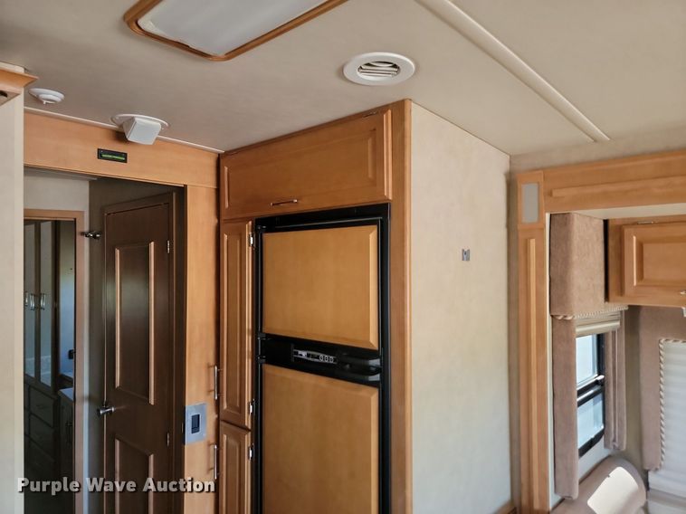 image for item NZ9932 2006 Winnebago Adventurer 35A RV