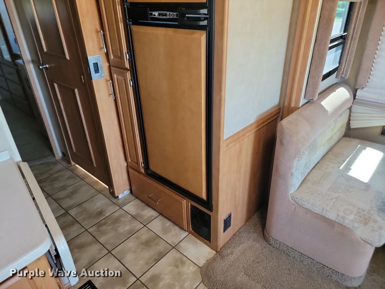 image for item NZ9932 2006 Winnebago Adventurer 35A RV