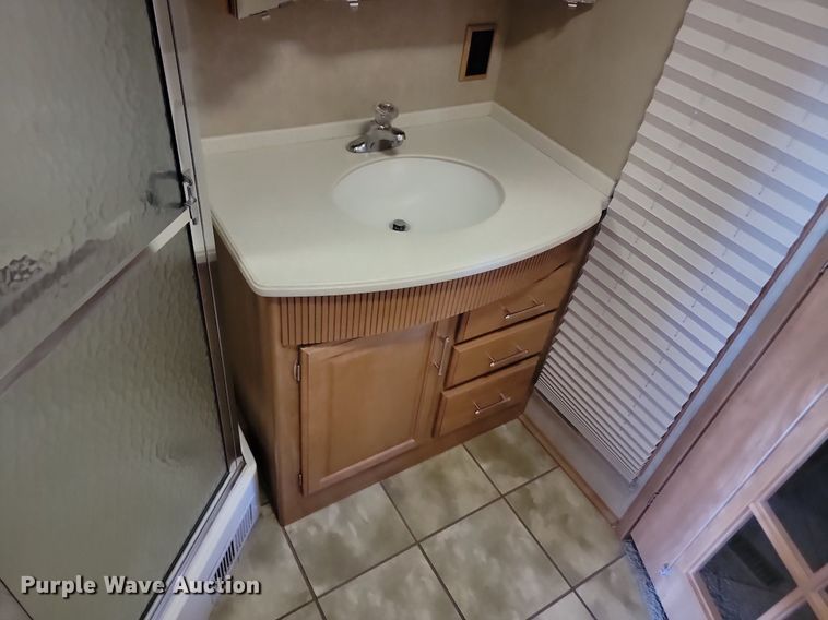 image for item NZ9932 2006 Winnebago Adventurer 35A RV