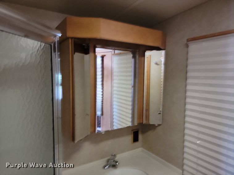 image for item NZ9932 2006 Winnebago Adventurer 35A RV