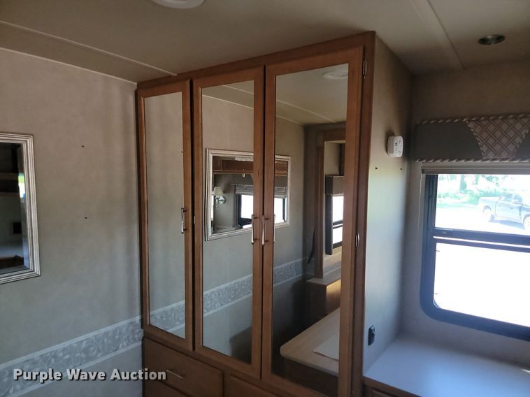 image for item NZ9932 2006 Winnebago Adventurer 35A RV