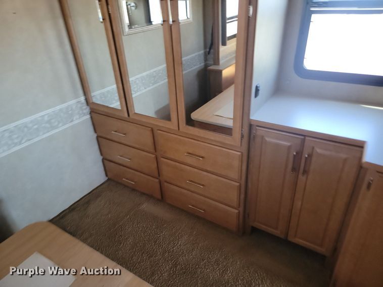 image for item NZ9932 2006 Winnebago Adventurer 35A RV