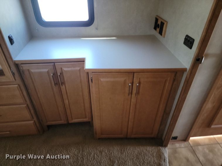 image for item NZ9932 2006 Winnebago Adventurer 35A RV