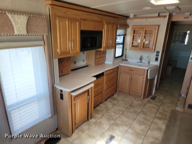 image for item NZ9932 2006 Winnebago Adventurer 35A RV