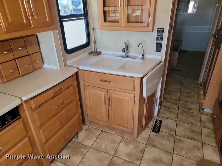 image for item NZ9932 2006 Winnebago Adventurer 35A RV