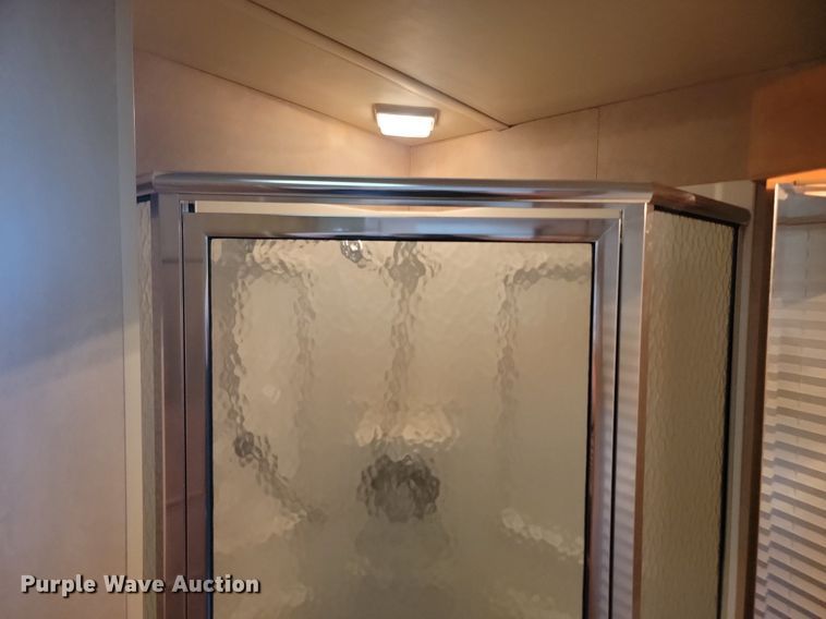 image for item NZ9932 2006 Winnebago Adventurer 35A RV