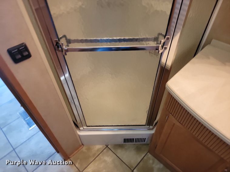 image for item NZ9932 2006 Winnebago Adventurer 35A RV