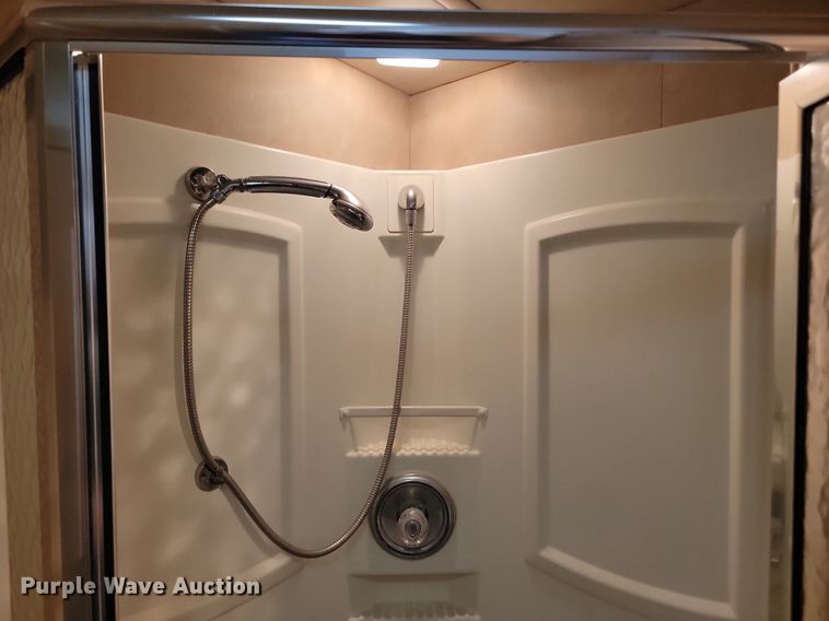 image for item NZ9932 2006 Winnebago Adventurer 35A RV