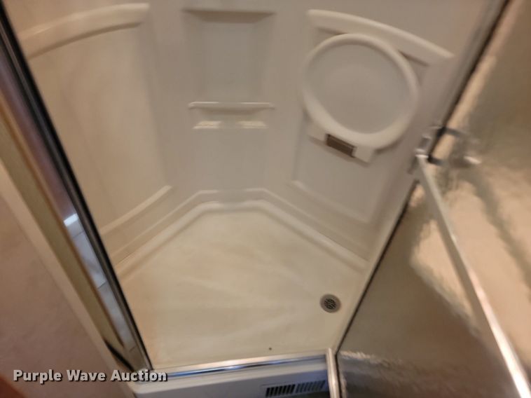 image for item NZ9932 2006 Winnebago Adventurer 35A RV