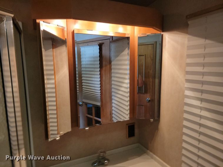 image for item NZ9932 2006 Winnebago Adventurer 35A RV