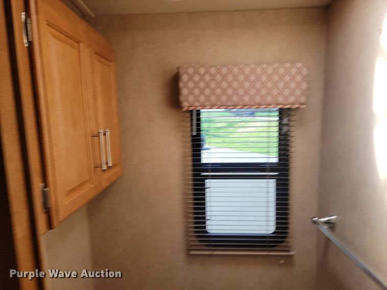 image for item NZ9932 2006 Winnebago Adventurer 35A RV