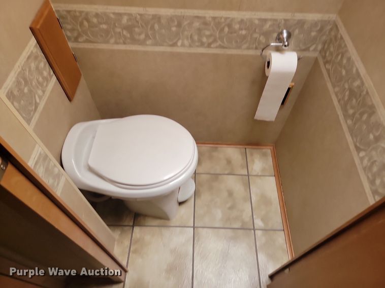 image for item NZ9932 2006 Winnebago Adventurer 35A RV