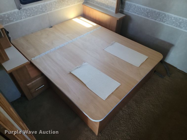 image for item NZ9932 2006 Winnebago Adventurer 35A RV