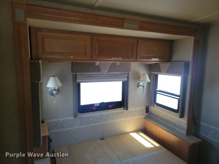 image for item NZ9932 2006 Winnebago Adventurer 35A RV