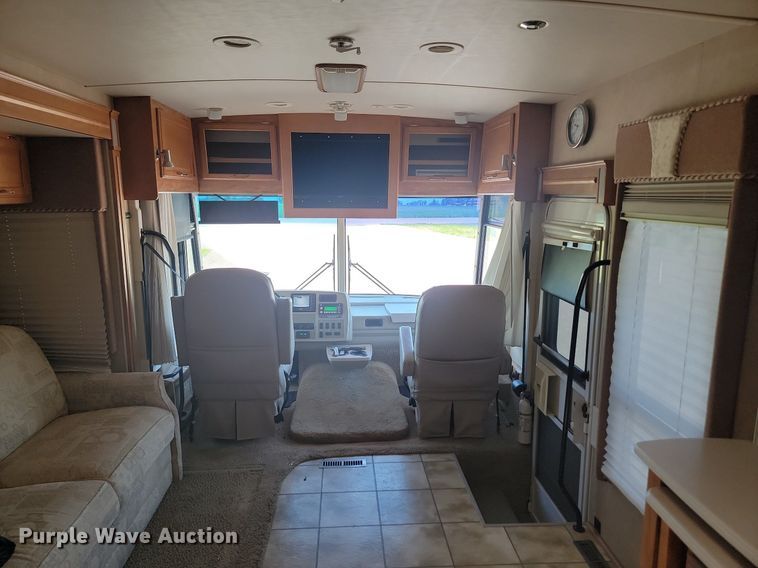 image for item NZ9932 2006 Winnebago Adventurer 35A RV