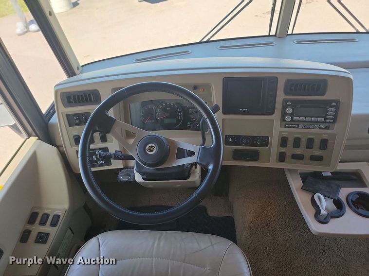 image for item NZ9932 2006 Winnebago Adventurer 35A RV