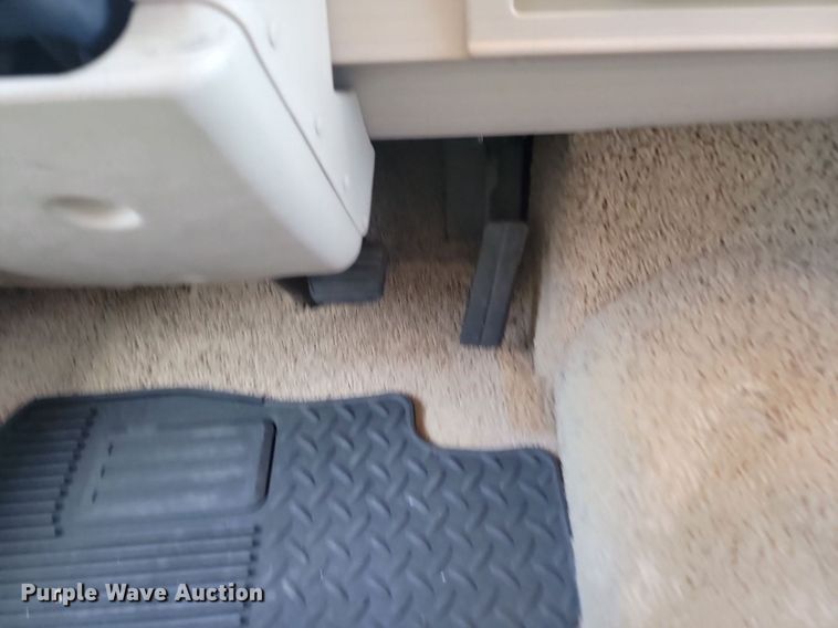 image for item NZ9932 2006 Winnebago Adventurer 35A RV