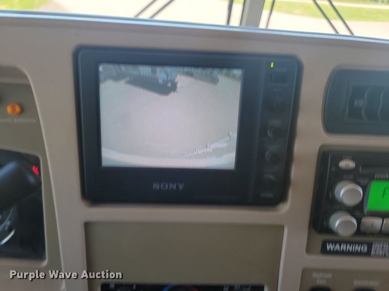 image for item NZ9932 2006 Winnebago Adventurer 35A RV