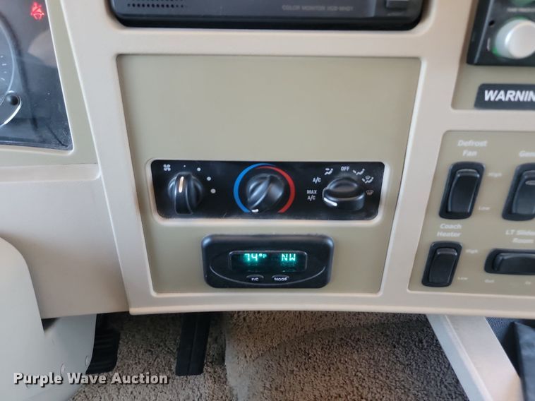 image for item NZ9932 2006 Winnebago Adventurer 35A RV