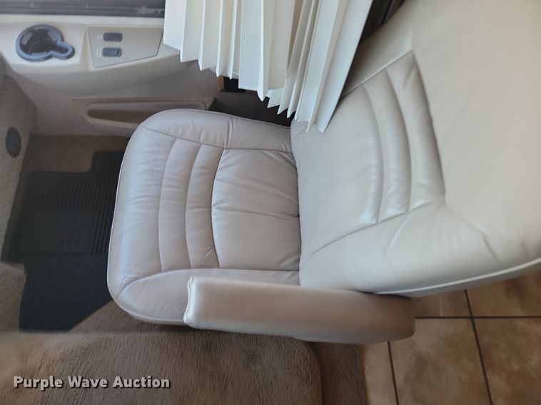 image for item NZ9932 2006 Winnebago Adventurer 35A RV