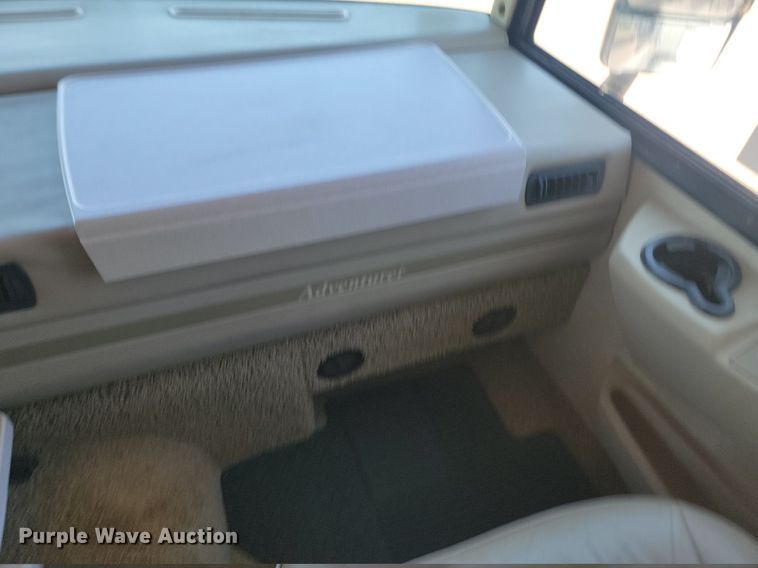 image for item NZ9932 2006 Winnebago Adventurer 35A RV