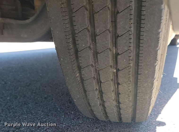 image for item NZ9932 2006 Winnebago Adventurer 35A RV