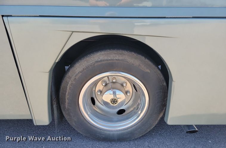 image for item NZ9932 2006 Winnebago Adventurer 35A RV