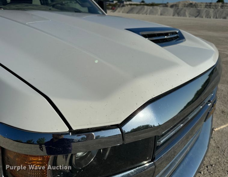 image for item OF9726 2018 Chevrolet  Silverado 3500 HD Crew Cab flatbed pickup truck