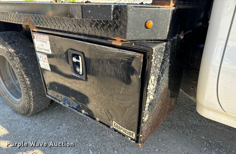 image for item OF9726 2018 Chevrolet  Silverado 3500 HD Crew Cab flatbed pickup truck