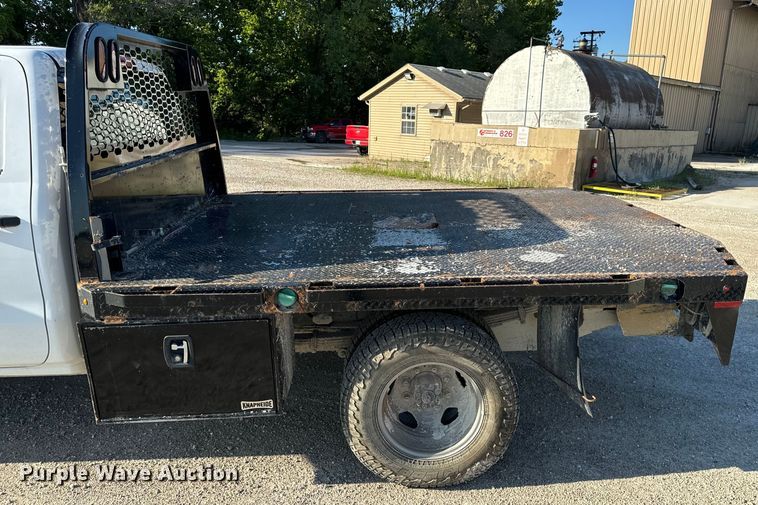 image for item OF9726 2018 Chevrolet  Silverado 3500 HD Crew Cab flatbed pickup truck