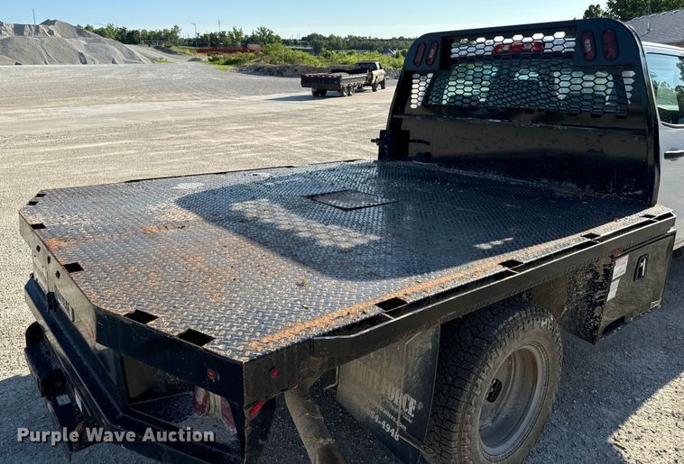 image for item OF9726 2018 Chevrolet  Silverado 3500 HD Crew Cab flatbed pickup truck