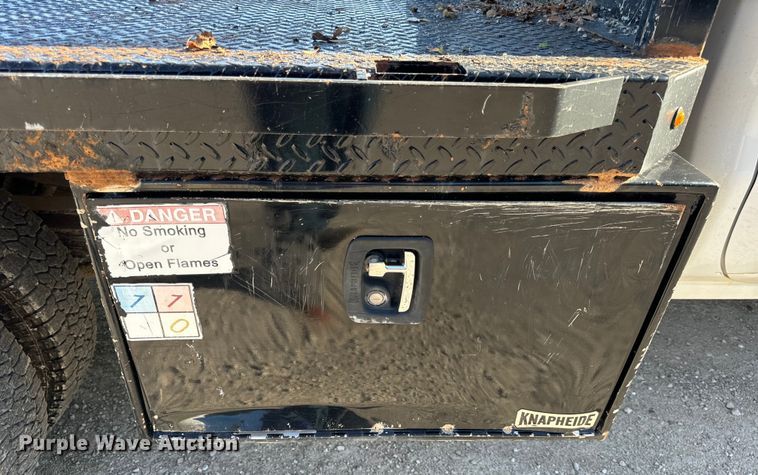 image for item OF9726 2018 Chevrolet  Silverado 3500 HD Crew Cab flatbed pickup truck