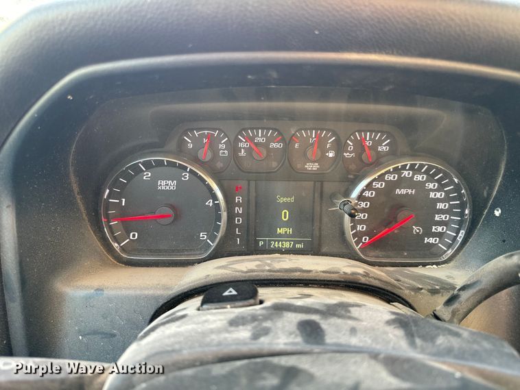 image for item OF9726 2018 Chevrolet  Silverado 3500 HD Crew Cab flatbed pickup truck