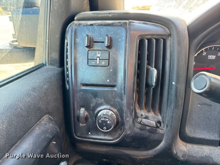 image for item OF9726 2018 Chevrolet  Silverado 3500 HD Crew Cab flatbed pickup truck