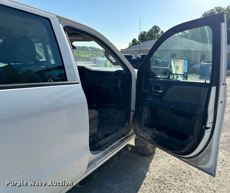 image for item OF9726 2018 Chevrolet  Silverado 3500 HD Crew Cab flatbed pickup truck