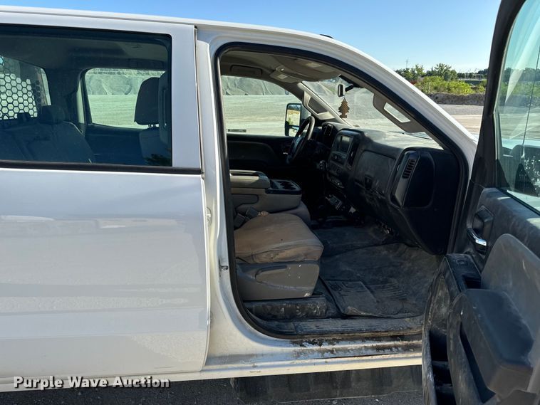 image for item OF9726 2018 Chevrolet  Silverado 3500 HD Crew Cab flatbed pickup truck