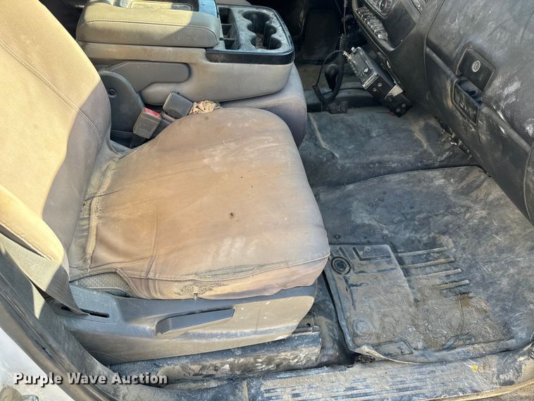 image for item OF9726 2018 Chevrolet  Silverado 3500 HD Crew Cab flatbed pickup truck