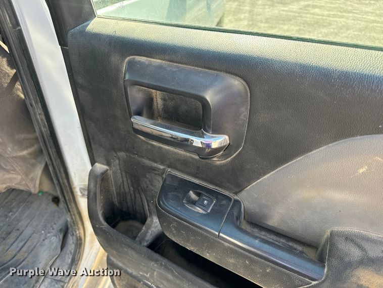 image for item OF9726 2018 Chevrolet  Silverado 3500 HD Crew Cab flatbed pickup truck