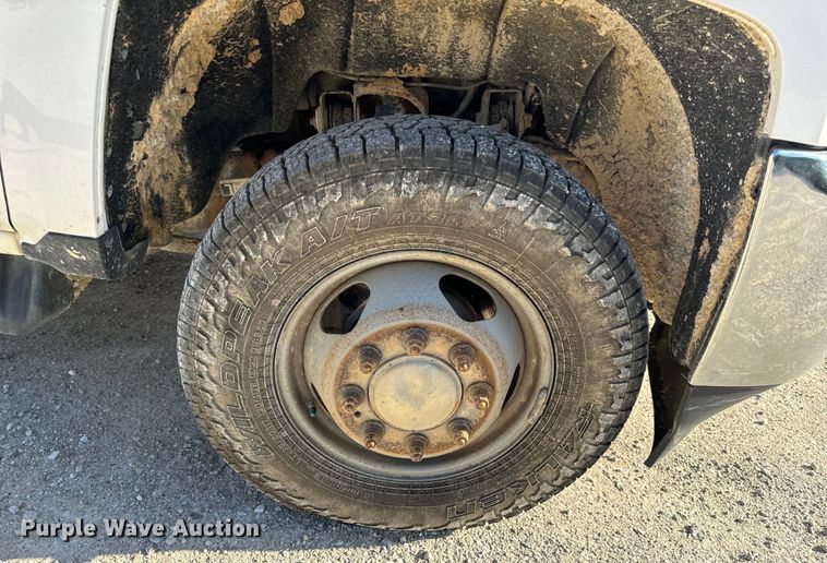 image for item OF9726 2018 Chevrolet  Silverado 3500 HD Crew Cab flatbed pickup truck