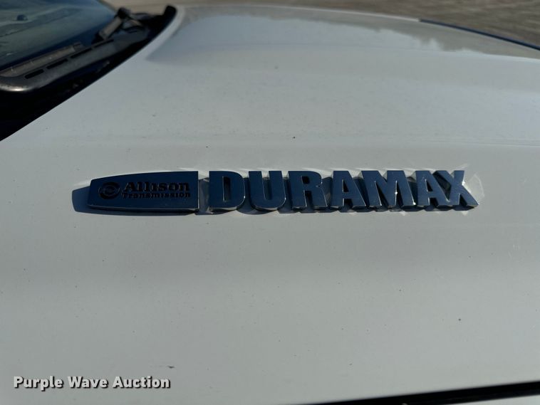 image for item OF9726 2018 Chevrolet  Silverado 3500 HD Crew Cab flatbed pickup truck