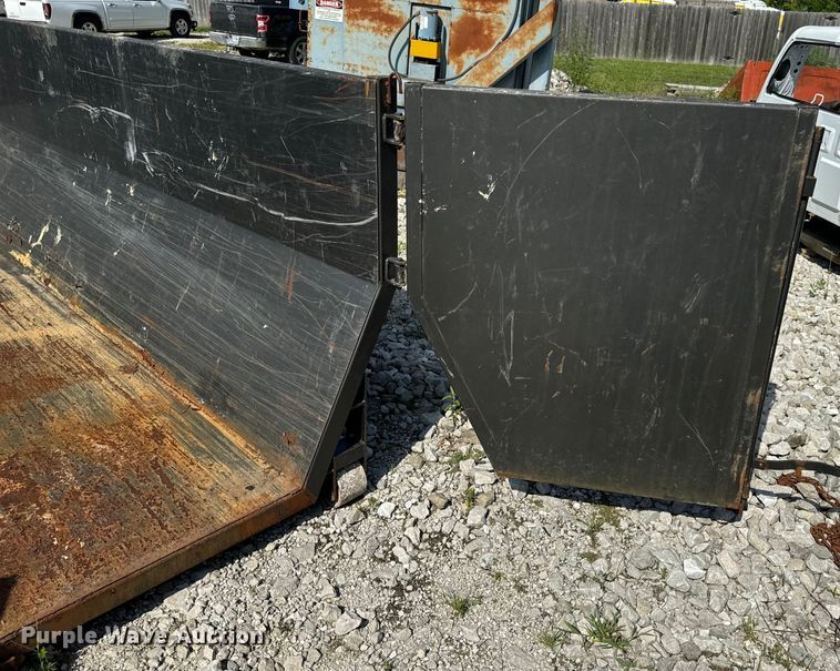 image for item OF9913 MaxxD Trailers roll-off dumpster